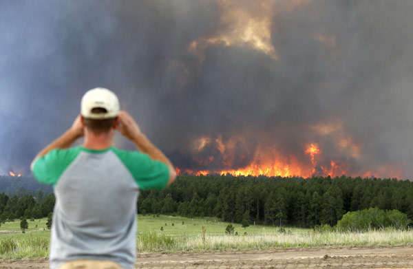 Thousands evacuated following Colorado forest fires