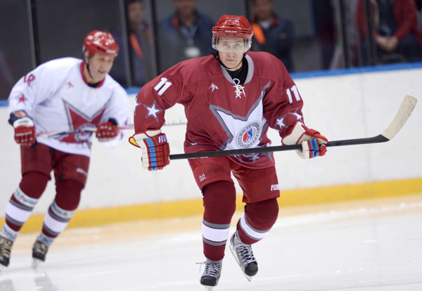 Putin, Belarussian president play ice hockey