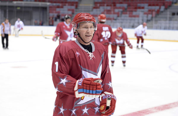 Putin, Belarussian president play ice hockey