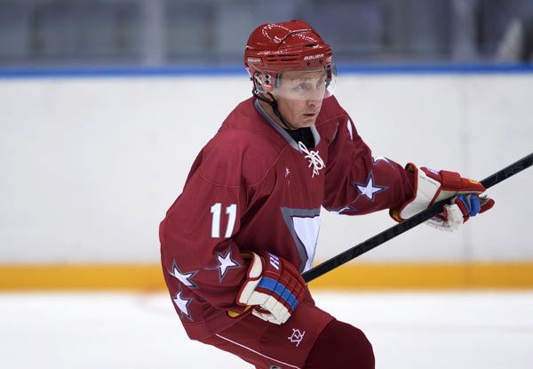 Putin, Belarussian president play ice hockey