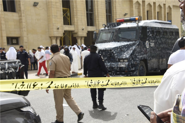 IS suicide bomber kills 25, wounds 202 in Kuwait