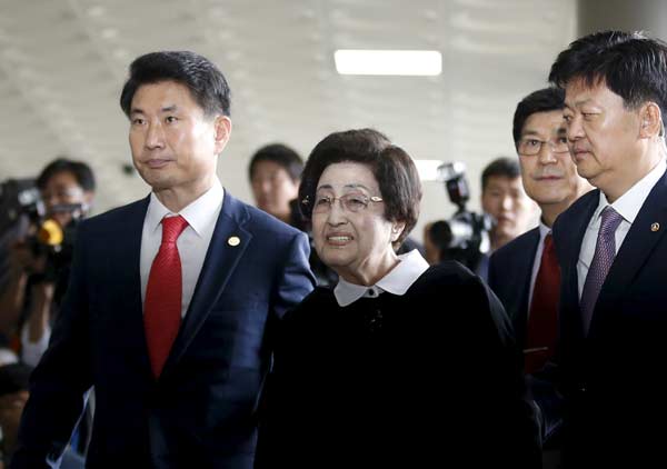 ROK's ex-first lady begins DPRK visit