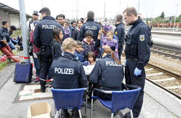 Border-free Europe unravels in migrant crisis