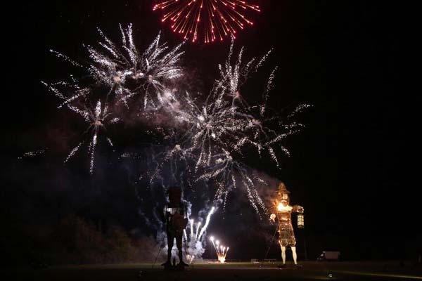 Why do the British burn effigies and light fireworks on Nov 5?