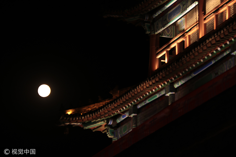 Full moon lightens Mid-Autumn Festival