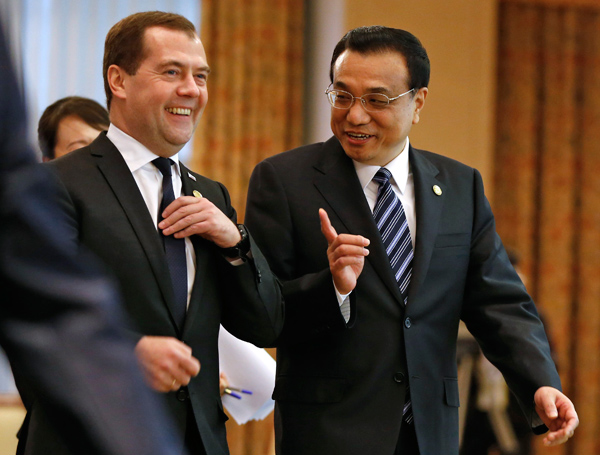Premier Li Keqiang talks with his Russian counterpart Dmitry Medvedev before the 12th prime ministers' meeting of the Shanghai Cooperation Organization in the Uzbek capital of Tashkent. Reforms will expand trade ties with Russia: Premier