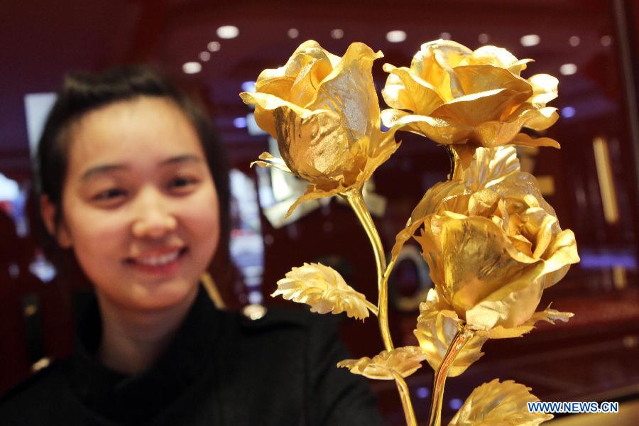 Golden roses become popular gifts for Valentine's day