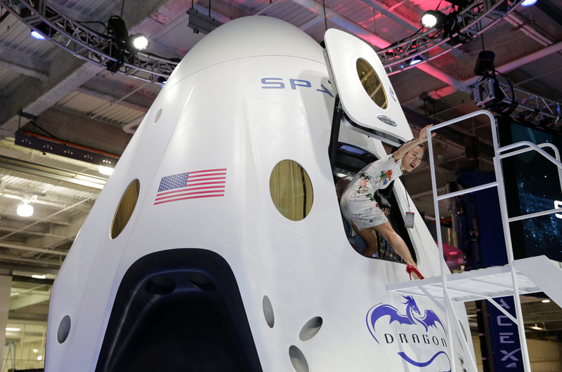 Elon Musk unveils SpaceX Dragon V2 spacecraft