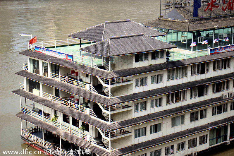 Luxury hotel 'floats' in Chongqing