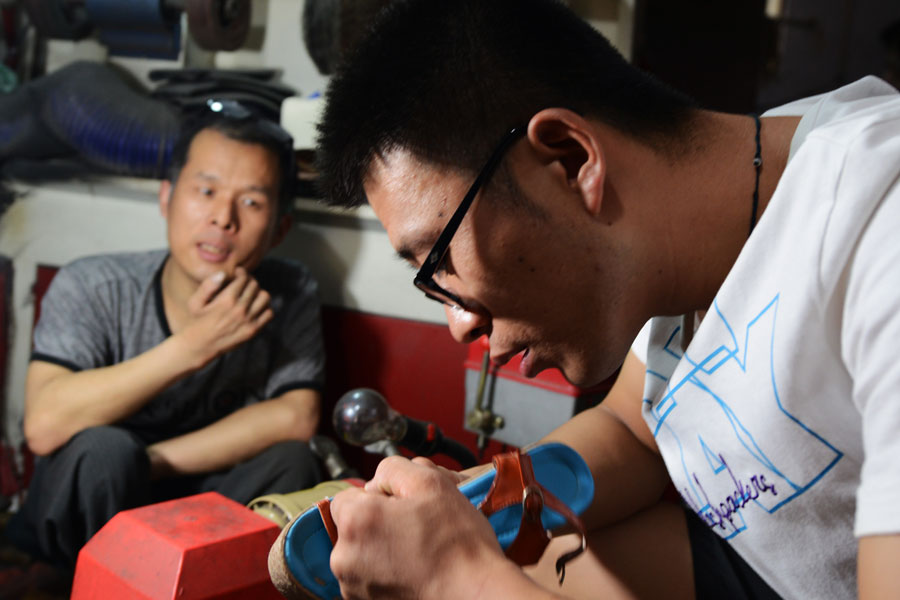 Shandong cobbler maintains happy life despite obstacles