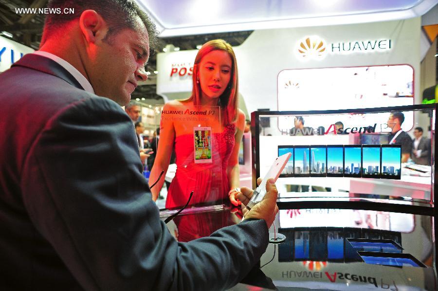 Huawei's Ascend P7 presented at CommunicAsia