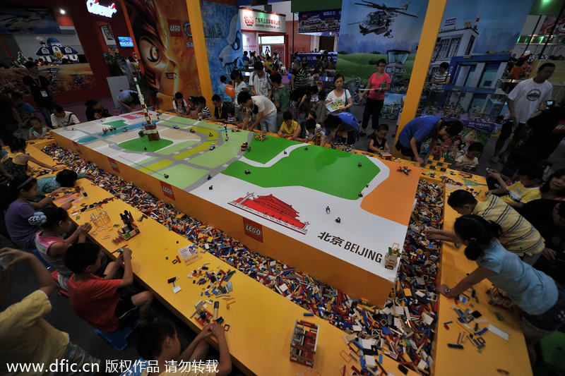 Children have fun at Beijing toy expo