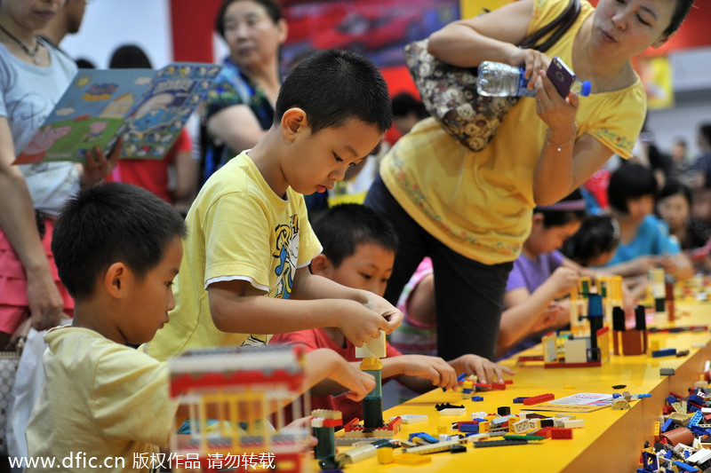 Children have fun at Beijing toy expo