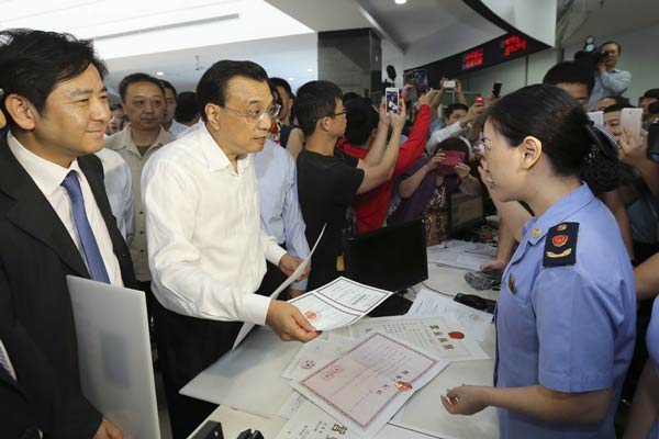 Public freely discusses FTZ with Li