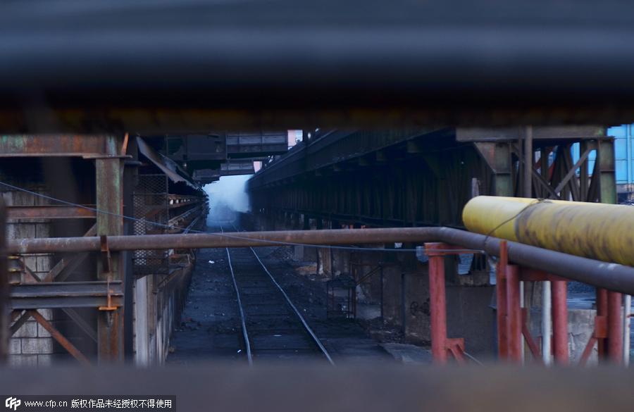 The dual life of a coke oven cleaner in Henan