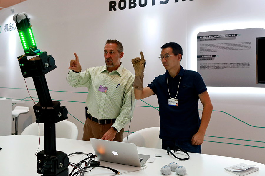 Robots sparkle at Summer Davos Forum in Dalian