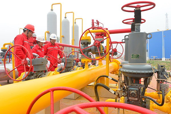 Oil giants consider pipeline, refinery sales