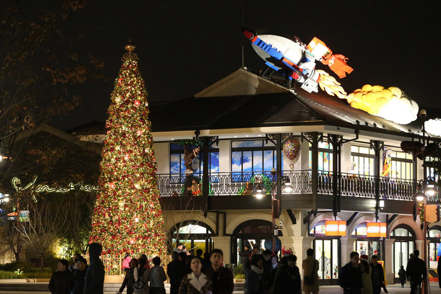 Shanghai Disneyland celebrates its first Christmas season
