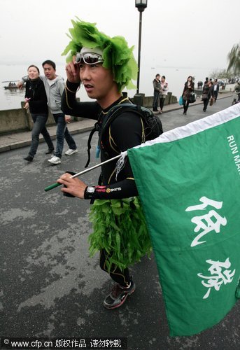 Hangzhou runner carries low-carbon message