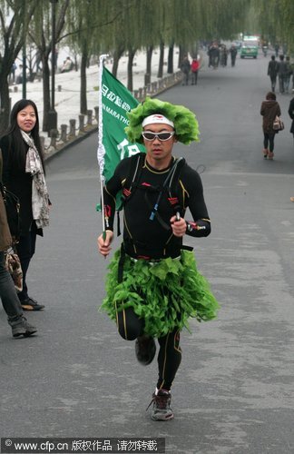 Hangzhou runner carries low-carbon message
