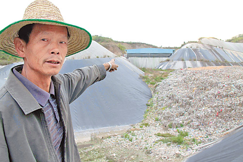 Protesters dump on E China landfill site