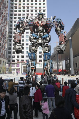 11.5-meter robot stands over E China city