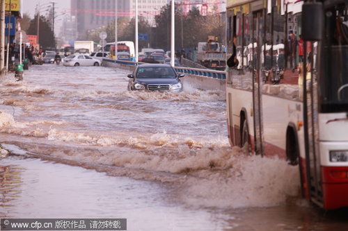 2nd pipe burst disrupts traffic in Zhengzhou