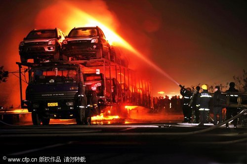 Truck loaded with 20 cars catches fire in Chongqing