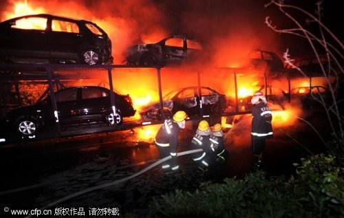 Truck loaded with 20 cars catches fire in Chongqing