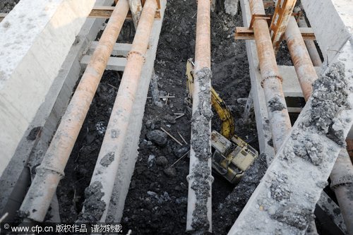 Subway pit collapse kills a worker in Hangzhou