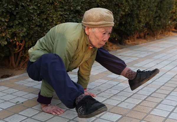 Chinese octogenarian exercises flexibly