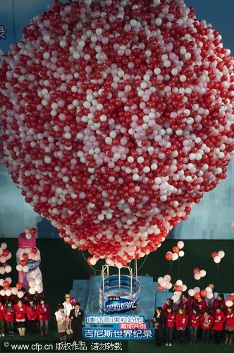 20,000 balloons float into the record books