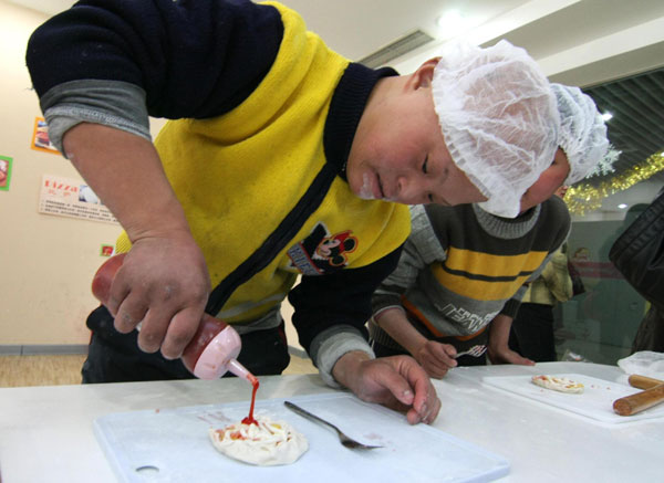 Special students try on occupations in E China