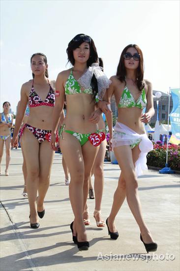 Models pose at Hainan Int'l Boat Show