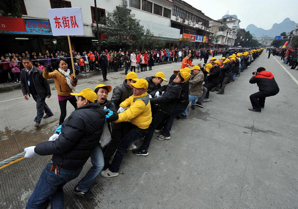 Thousand-people tug-of-war competition in S China