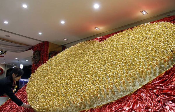 1,999 golden roses for a 'yes'