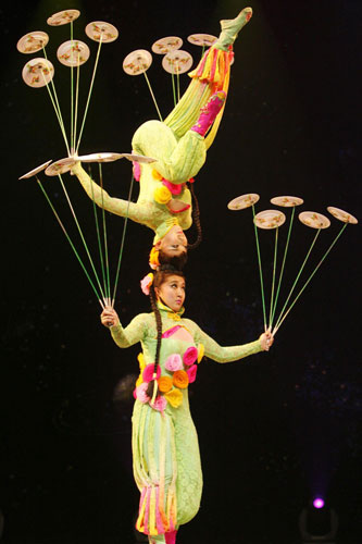 Chinese acrobats perform for holiday in Manila