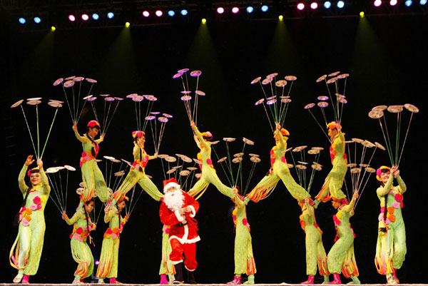 Chinese acrobats perform for holiday in Manila