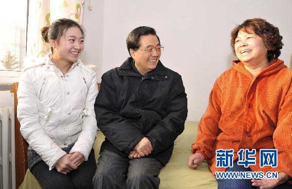 President Hu offers holiday greetings in Beijing