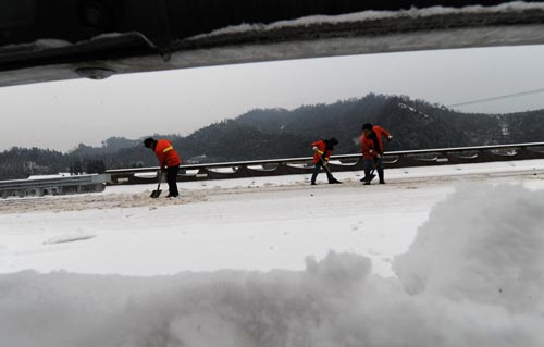 Highways reopen after freezing rain strands thousands