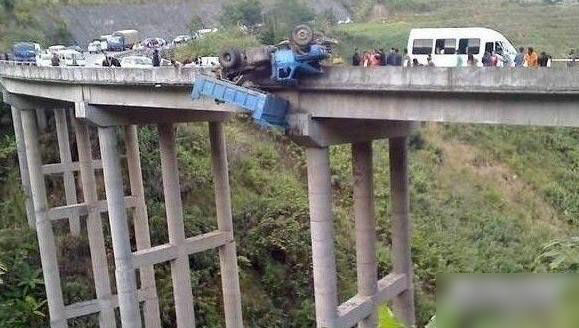Chinese truck driver's dramatic escape
