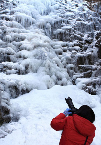 Frozen waterfall at Huangshan