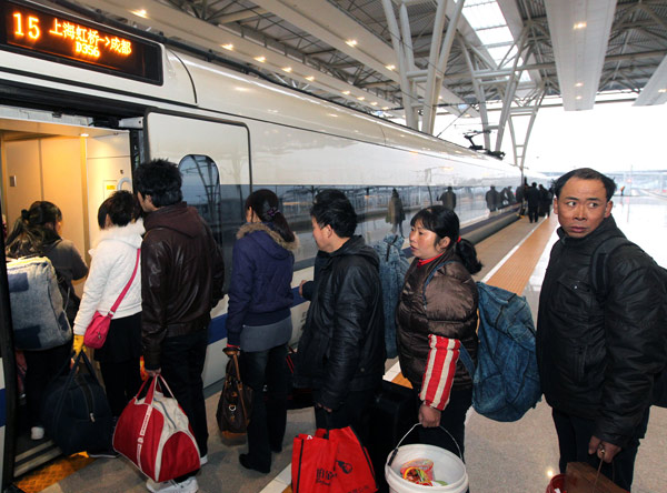 VIP train still empty as holiday crowds surge