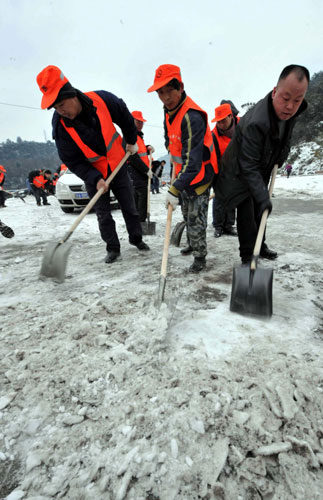 Heavy snow wrecks havoc in SW China