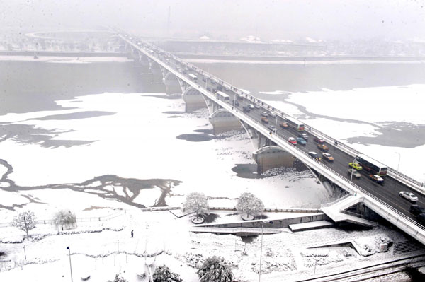Heavy snow wrecks havoc in SW China