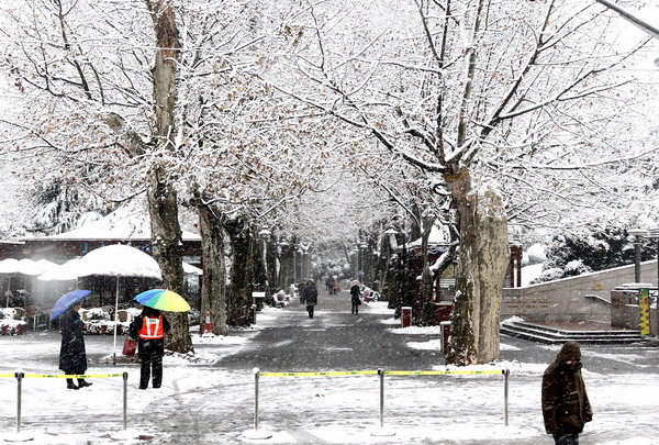 Snow, icy rain continue sweeping East, South China