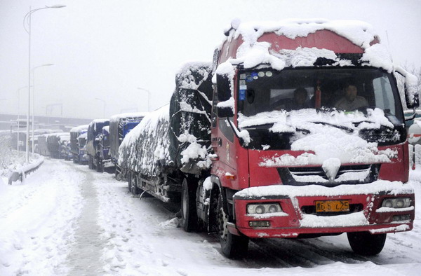 Snow, icy rain continue sweeping East, South China