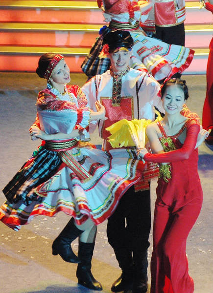 Chinese, Russian dancers perform to greet Spring Festival