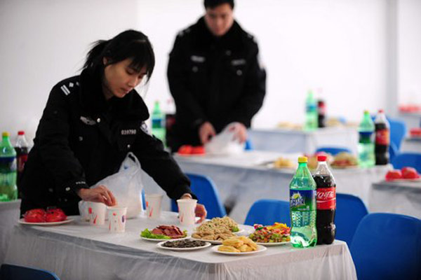 Prisoners have dinner with family before Spring Festival