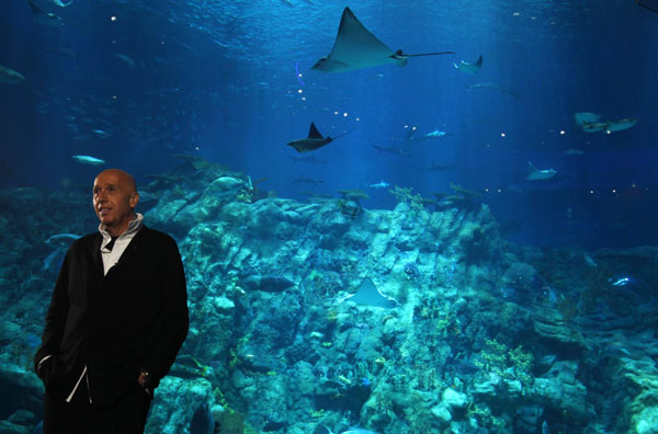 Giant aquarium opens in Hong Kong